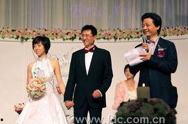 爆料新郎牵手司仪视频,婚礼现场温馨感人